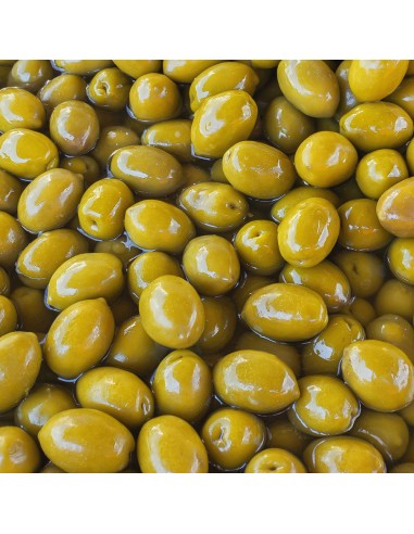 Aceituna verde con hueso.